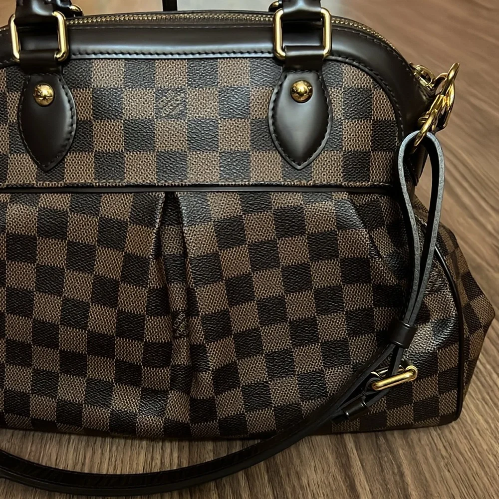A101- 💯% authentic Louis Vuitton Trevi PM Damier bag
